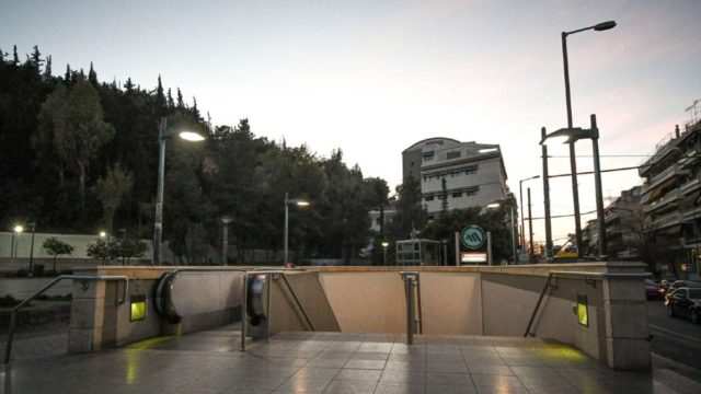 Συναγερμός στο Μετρό του Αγίου Ιωάννη: Μπήκαν με σφυριά και τα έσπασαν στο πέρασμά τους