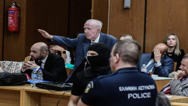 Κωνσταντίνος Πλεύρης: Ο ναζιστικός χαιρετισμός την ώρα που κατέθετε η Μάγδα Φύσσα