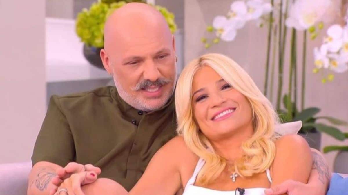 “Ντου” από την Φαίη Σκορδά στον Νίκο Μουτσινά – Χαμός στην εκπομπή (video)