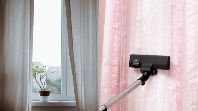 Κουρτίνες: 3 εναλλακτικοί τρόποι να τις καθαρίσετε χωρίς να πάτε στο καθαριστήριο