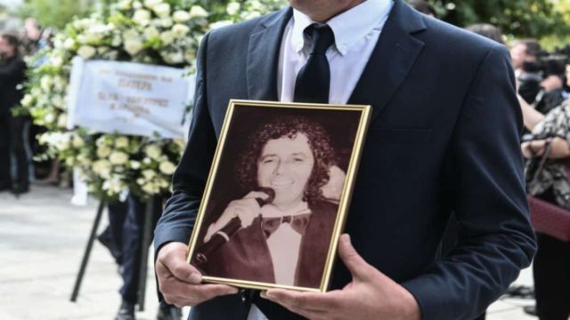 Θλίψη στην κηδεία του Σταμάτη Κόκοτα – Οι πρώτες φωτογραφίες