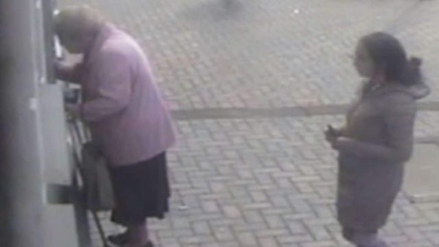 81χρονη γιαγιά πάει στο ΑΤΜ όταν παρατηρεί πίσω της μια έγκυο – Αυτό που ακολούθησε δεν έχει προηγούμενο