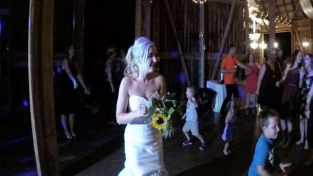 Η νύφη πέταξε στις ανύπαντρες την ανθοδέσμη – Η κατάληξη όμως έκανε τους πάντες να “παγώσουν” στον γάμο