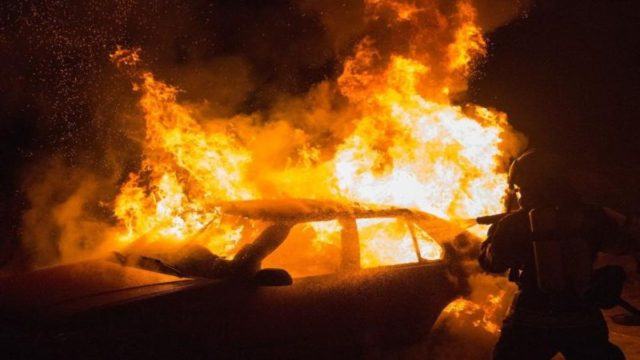 Αργυρούπολη: Φλεγόμενα αυτοκίνητα – Δεύτερος εμπρεισμός σε λιγότερο από μια εβδομάδα καταγράφει η περιοχή