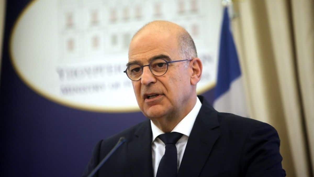 Θετικός στον κορωνοϊό ο Νίκος Δένδιας