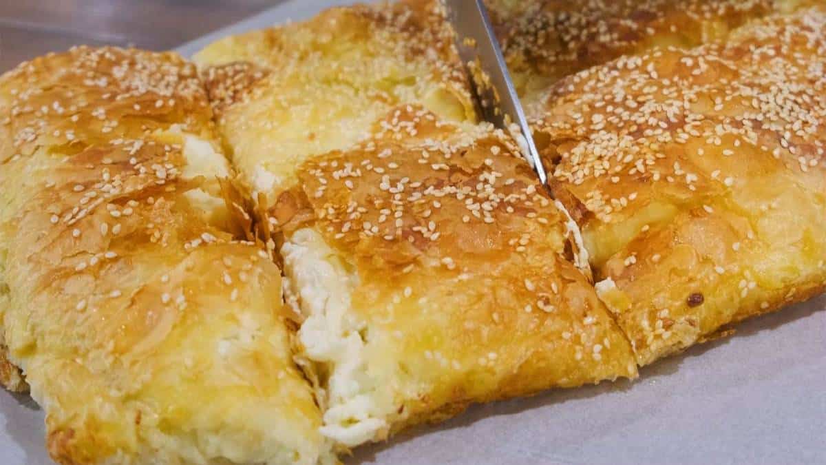 Σουφλεδένια τυρόπιτα από τα χεράκια της γιαγιάς – Έτοιμη σε 10 λεπτά! (video)
