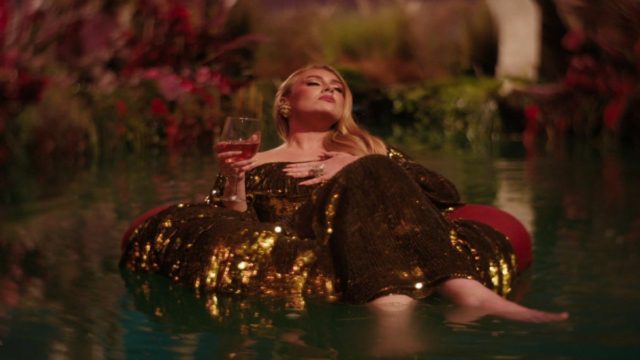 Αυτό είναι το νέο συγκλονιστικό video clip της Adele
