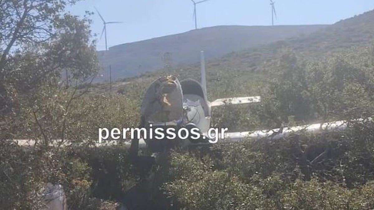 Πτώση αεροσκάφους στην Εθνική οδό: Το χρονικό της συντριβής που έφερε το θάνατο του πιλότου – Εικόνες από το σημείο