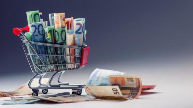 Συνεχίζει τις παρεμβάσεις για την ακρίβεια η κυβέρνηση: Το «μπλόκο» στο ντίζελ, η «μάχη» των φόρων, η αύξηση των συντάξεων και το έκτακτο βοήθημα