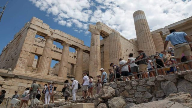 Ανατροπή με την πτώση της γυναίκας από τον λόφο στην Ακρόπολη: Εξετάζεται το ενδεχόμενο της αυτοκτονίας – Την έπαιρνε τηλέφωνο ο σύζυγός της