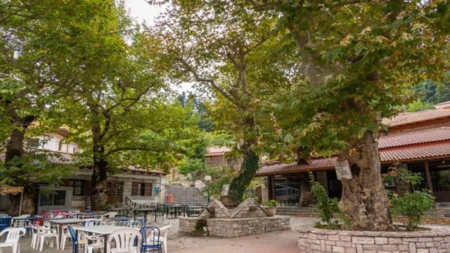 Το πραγματικό ησυχαστήριο της Ευρυτανίας – Το ορεινότερο χωριό του νομού «βυθισμένο» στα έλατα (video)