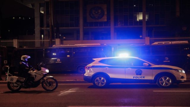 Ραγδαίες εξελίξεις με την υπόθεση της Ομόνοιας: Σύλληψη των 2 αστυνομικών για τον βιασμό 21χρονης μέσα στο Αστυνομικό Τμήμα (video)