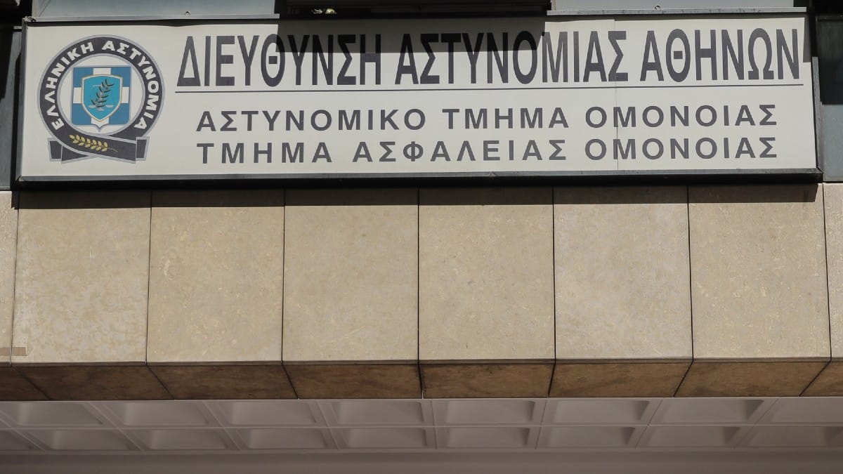 «Όλη η κοινωνία γελάει…» – «Ξέσπασμα» της δικηγόρου της 19χρονης για το βιασμό στο ΑΤ Ομόνοιας