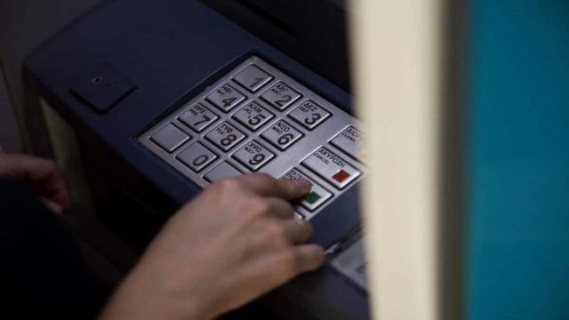 Τεράστια ανάσα: 1.000 ευρώ επίδομα στους τραπεζικούς σας λογαριασμούς! Χαμός στα ΑΤΜ
