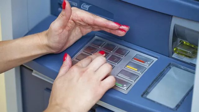 Αν δείτε αυτό σε ΑΤΜ, φύγετε μακριά: Μπορούν να σας ξαφρίσουν πανεύκολα με αυτή την απάτη!