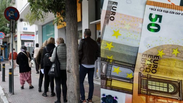 «Μοιράζουν» χρήμα ΕΦΚΑ και ΟΑΕΔ – Ποιοι θα πάρουν άμεσα τον δρόμο για το ΑΤΜ