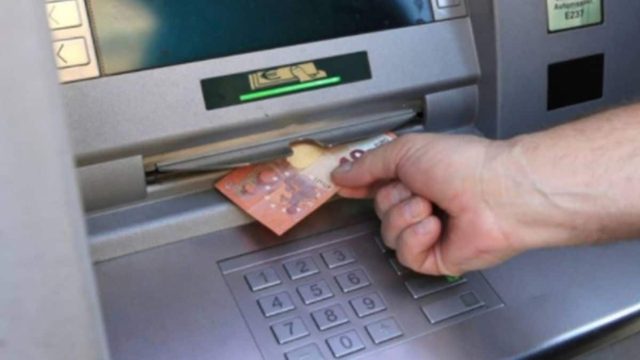 Κάνει τον γύρο του διαδικτύου: 19χρονος πάτησε αυτό στο ΑΤΜ και δευτερόλεπτα μετά είδε 123.000 ευρώ δίπλα του!
