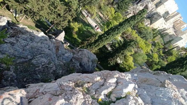 Τραγωδία στην Ακρόπολη: «Αστυνομικός σήκωσε το κινητό της 47χρονης και…» – Σοκάρουν οι μαρτυρίες (Video)