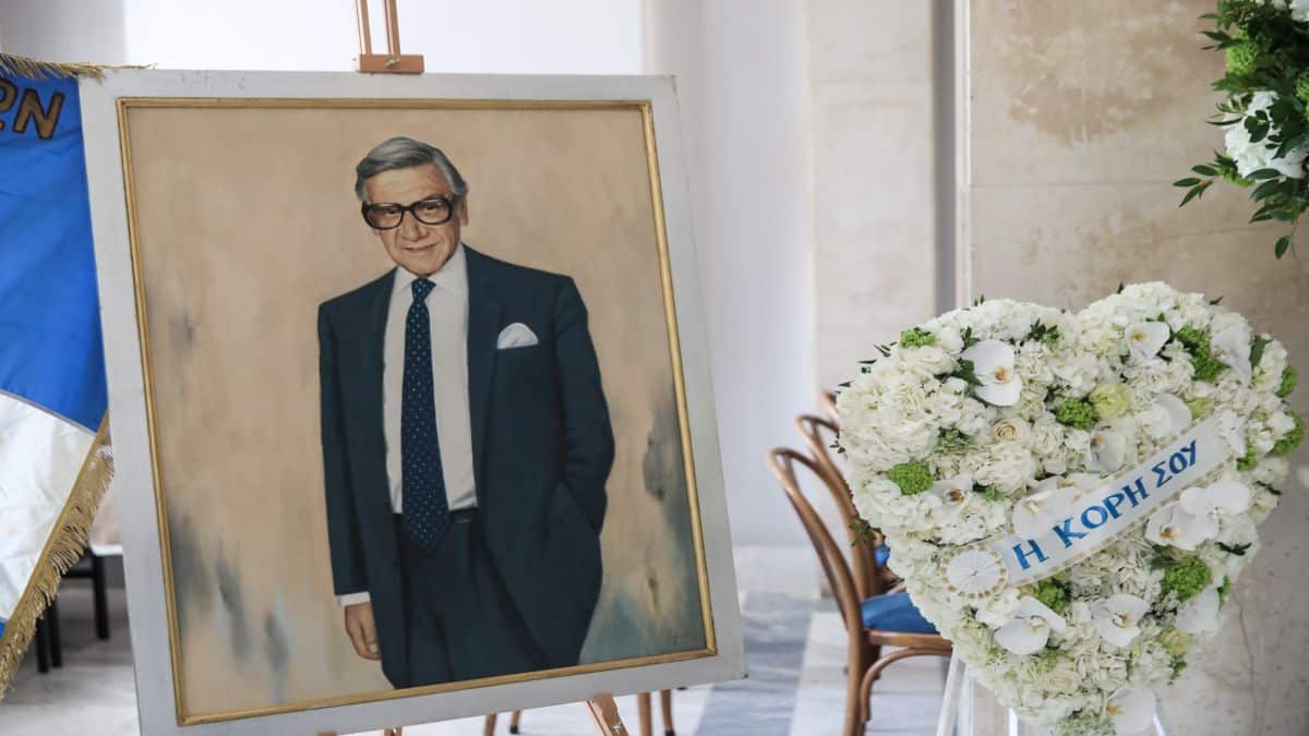 Το τελευταίο αντίο στον Ζάχο Χατζηφωτίου – Εικόνες από την κηδεία του στο Α’ Νεκροταφείο