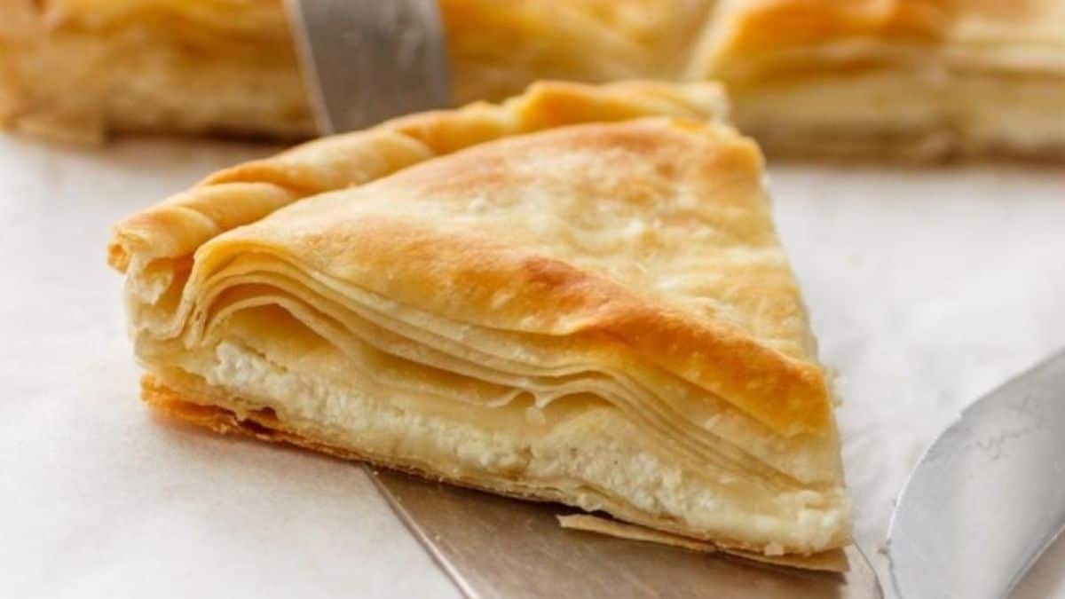 Η πίτα του Σαββάτου: Αναποδογυριστή τυρόπιτα της Αργυρούς με σιμιγδάλι, έτοιμη σε 15′