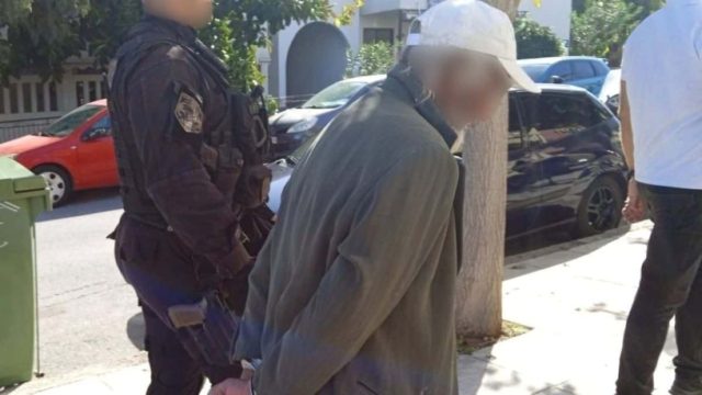 Φρίκη στο Ρέθυμνο: Αυτός είναι ο 68χρονος παππούς που φέρεται να βίαζε την εγγονή του – Θα ζητήσει προθεσμία για να απολογηθεί (Video)