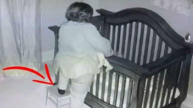 61χρονη γιαγιά στέκεται πάνω από την κούνια του μωρού – Μετά από λίγα δευτερόλεπτα… (Video)