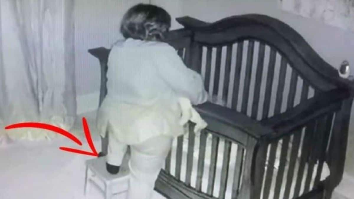61χρονη γιαγιά στέκεται πάνω από την κούνια του μωρού – Μετά από λίγα δευτερόλεπτα… (Video)