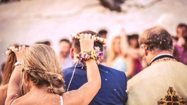 Μόλις έφτασε η κουμπάρα στο γάμο ο μπαμπάς της νύφης άρχισε να πανηγυρίζει – Ο λόγος είναι αδιανόητος