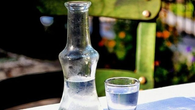 Μας παίρνουν και το τσίπουρο – Στα ύψη η τιμή του αγαπημένου ποτού