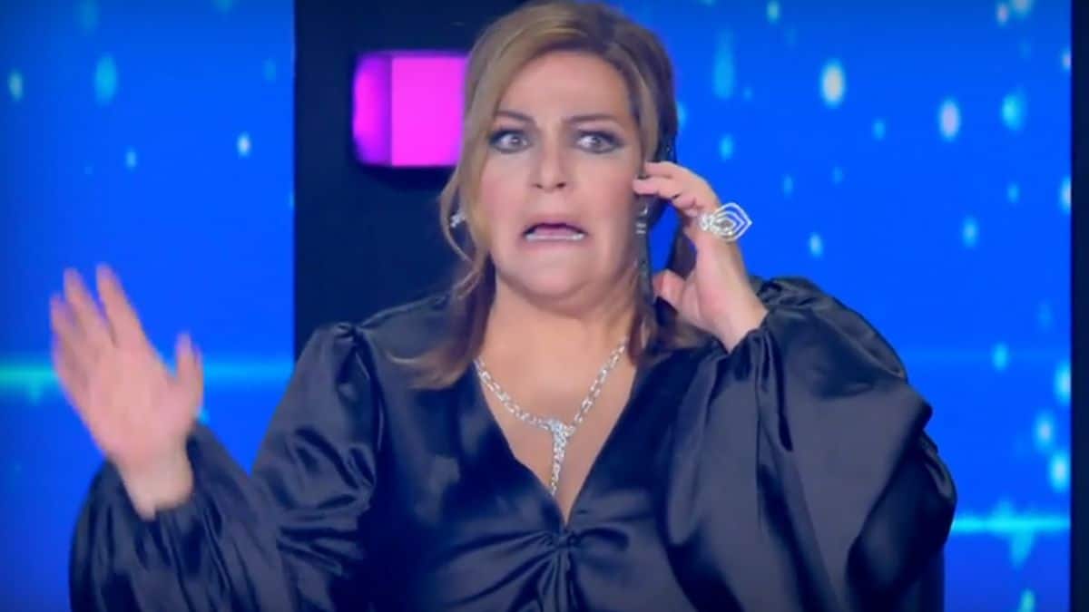 “Κάγκελο” η Βίκυ Σταυροπούλου στον αέρα του J2US – Το απρόσμενο τηλεφώνημα που δέχτηκε κατά τη διάρκεια του live (video)