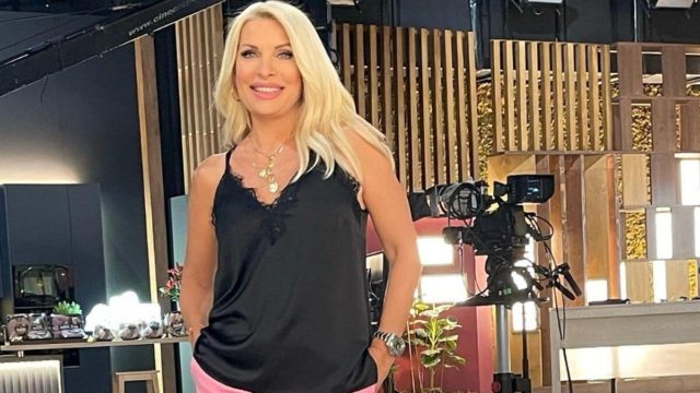 Δεν κρατιέται η Ελένη Μενεγάκη: «Τον είχα διακόψει έτσι σε τρυφερή στιγμή…»