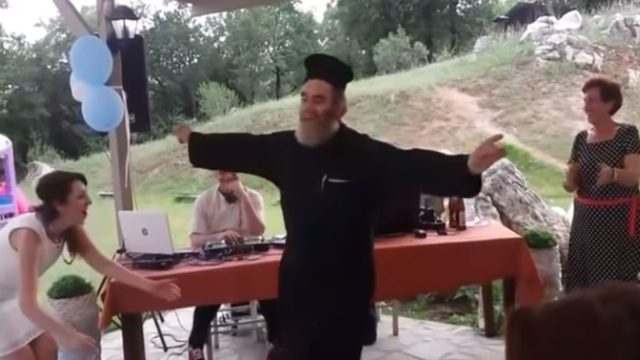 Μερακλήδικη ζεϊμπεκιά από ιερέα με το «εδώ παπάς εκεί παπάς» (Video)