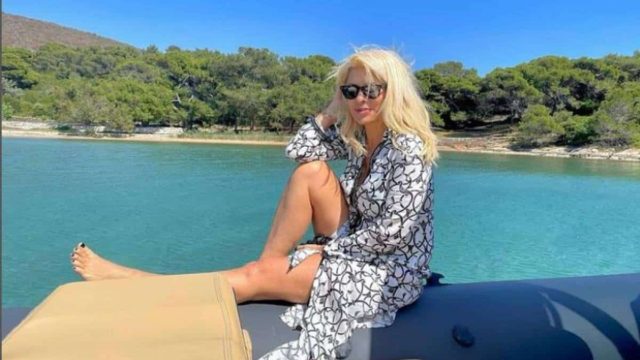 Τρισευτυχισμένη η Ελένη Μενεγάκη: Ποζάρει με τον Μάκη Παντζόπουλο στην απογευματινή τους έξοδο (φωτο)
