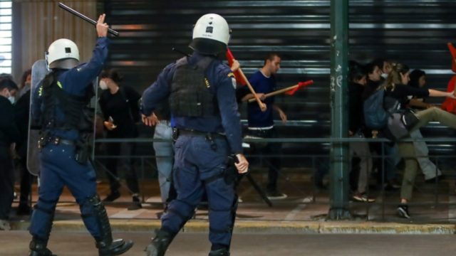Ένταση σε διαδήλωση στο κέντρο της Αθήνας – Επεισόδια με αστυνομικούς (Video)
