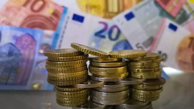 Ουρές ενόψει στα ΑΤΜ: Έκτακτο επίδομα έως 1.000€ – Πώς και ποιοι θα το πάρουν
