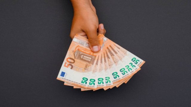 Eπίδομα «του κουτιού» 400 ευρώ – Πότε έρχεται στα ΑΤΜ