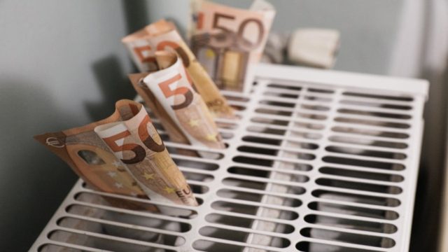 Επίδομα θέρμανσης: Αναλυτικά το χρονοδιάγραμμα των πληρωμών – Πώς θα δοθούν οι προκαταβολές σε παλαιούς και νέους δικαιούχους (Video)