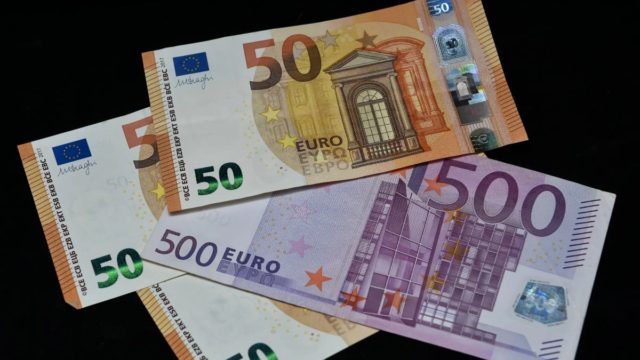«Διπλή» χριστουγεννιάτικη ανακούφιση με επίδομα θέρμανσης και επιταγή ακρίβειας – Ποιοι τα δικαιούνται και πόσα θα πάρουν