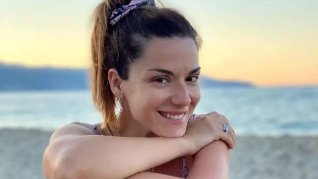 Μπες μέσα στο καμπριολέ: Αυτό είναι το στιλάτο αυτοκίνητο της Βάσως Λασκαράκη (photos)