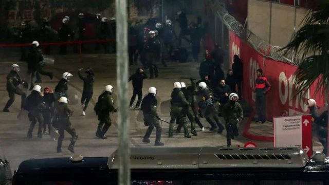 Επεισόδια έξω από το «Καραϊσκάκης» μεταξύ οπαδών και αστυνομικών