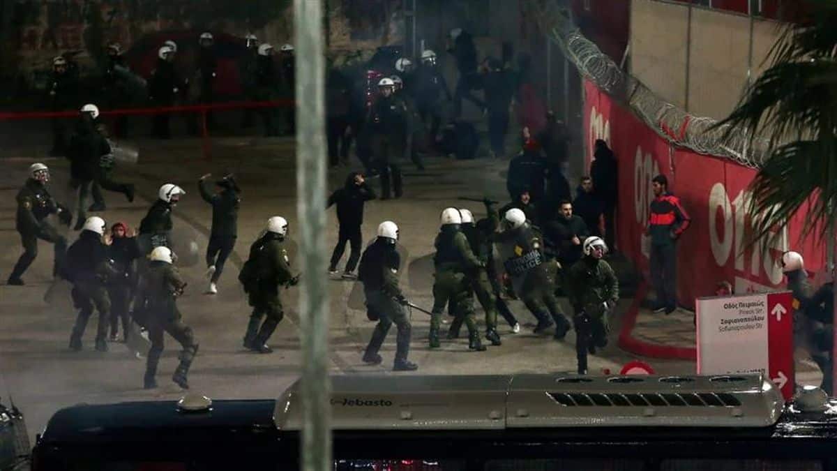 Επεισόδια έξω από το «Καραϊσκάκης» μεταξύ οπαδών και αστυνομικών