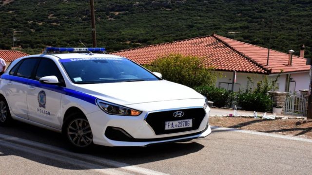 Χάος στην πολεοδομία Ανατολικής Αττικής: Εισέβαλε στο κτίριο και πέταξε άγνωστη χημική ουσία σε 3 υπαλλήλους