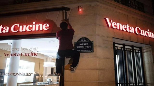 Παρίσι: Αθλητές παρκούρ σε ”πράσινο” συναγερμό, σβήνουν τα φώτα της πόλης για εξοικονόμηση ενέργειας