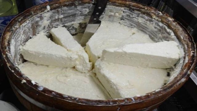 Το κόλπο της γιαγιάς για να διατηρείς φρέσκια την φέτα ακόμη και για μήνες