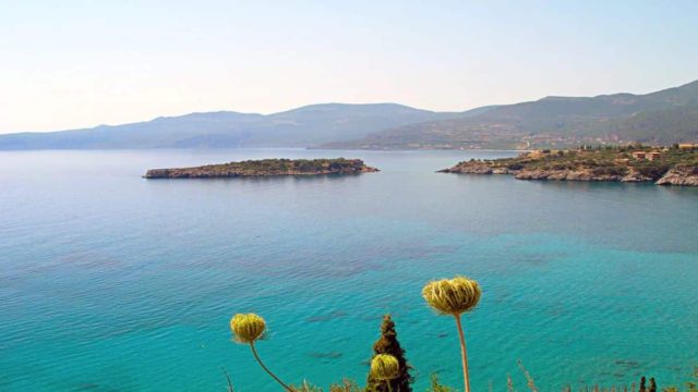 Το ελληνικό νησί με τα μυστηριώδη μηνύματα πάνω στα βράχια του