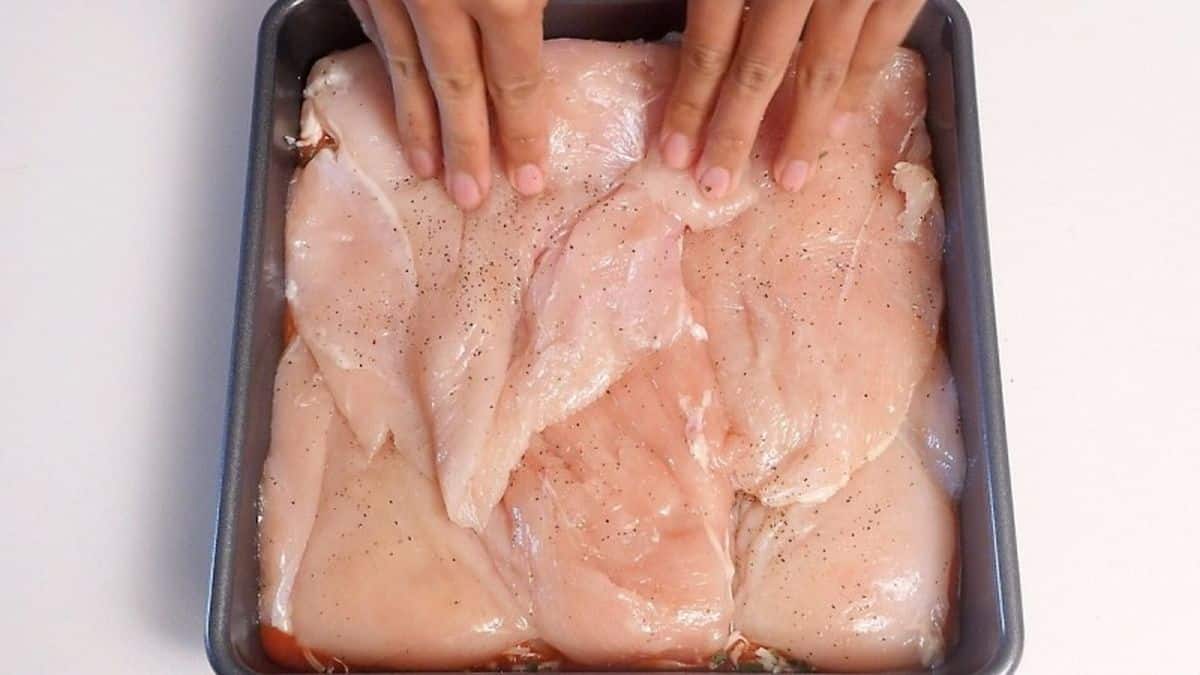 Τοποθετεί 4 φιλέτα κοτόπουλο στο ταψί και ρίχνει αλάτι…Η καλύτερη συνταγή με 3 μόνο βήματα!