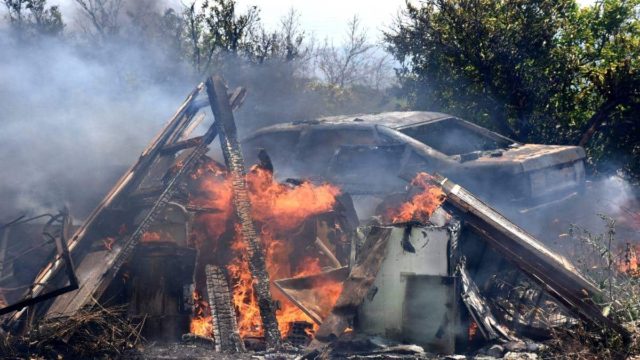 Φωτιά στη Θεσσαλονίκη: Καίγεται αποθήκη με ηλεκτρολογικό υλικό (video)