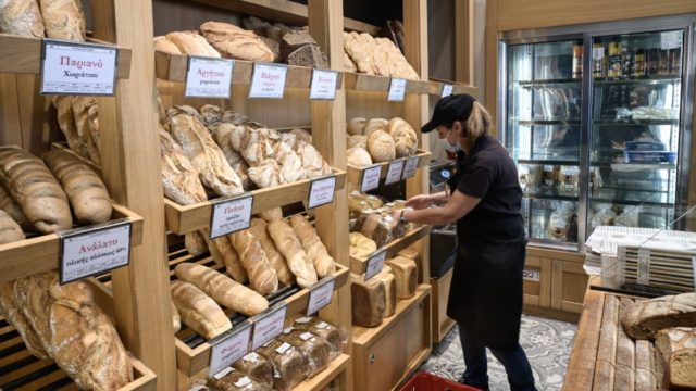 «Φρένο» στην ακρίβεια με «καλάθια νοικοκυριού» σε φούρνους και κρεοπωλεία – Το σχέδιο για να συγκρατηθούν οι τιμές