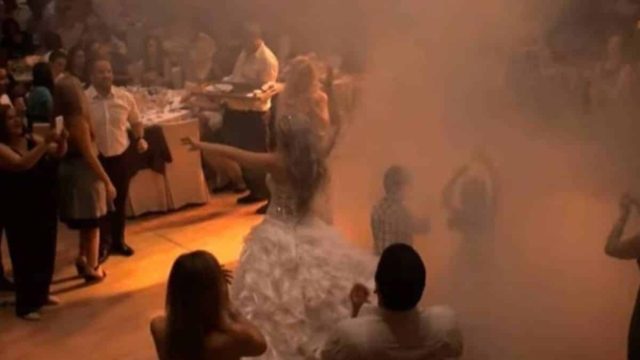 Έκανε πάταγο στον γάμο της: Ο γαμπρός τα έχασε – «Έτριξαν» τα πατώματα με το τσιφτετέλι της νύφης!