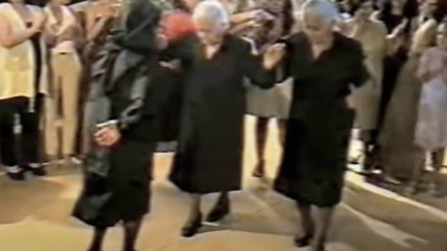 Κάτι σαν ζεϊμπέκικο: Κρητικές γιαγιάδες μας βάζουν τα…γυαλιά και του δίνουν να καταλάβει!